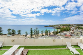 Wake Up to the Ocean: 1-Bed with Pool & Views, Sydney